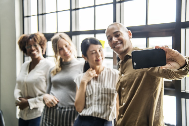 foto de grupo selfie en redes sociales